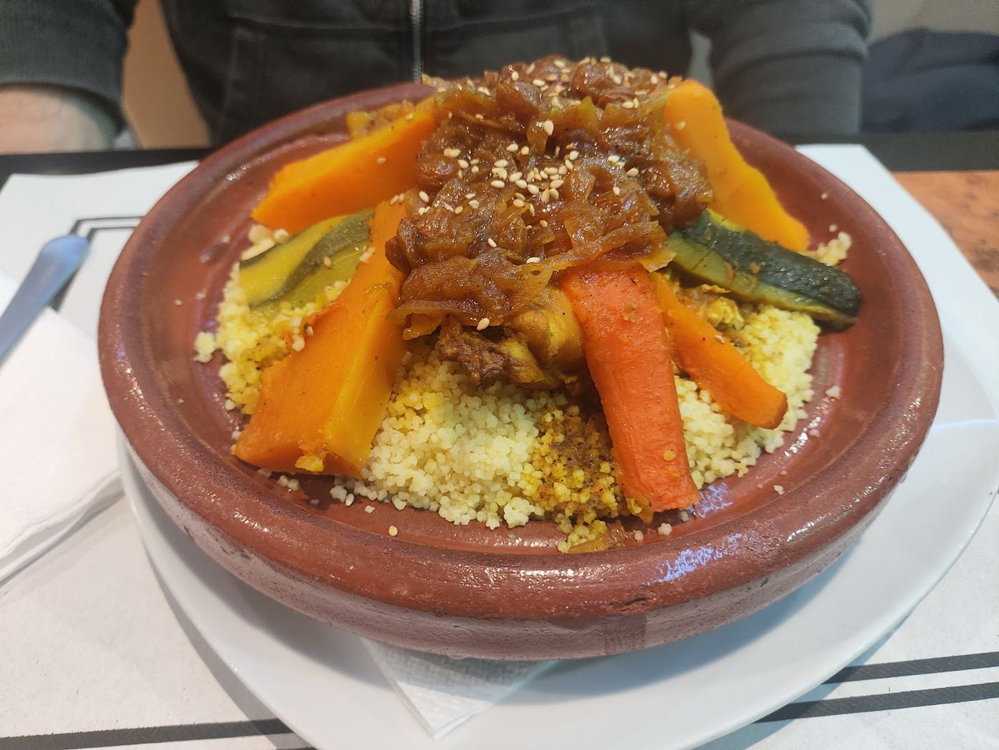 Plato de cous cous tradicional con pollo y verduras de temporada