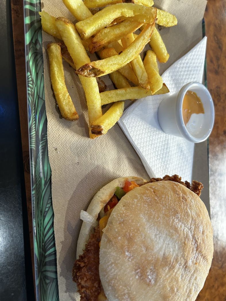 Mini hamburguesa con patatas fritas y salsa especial